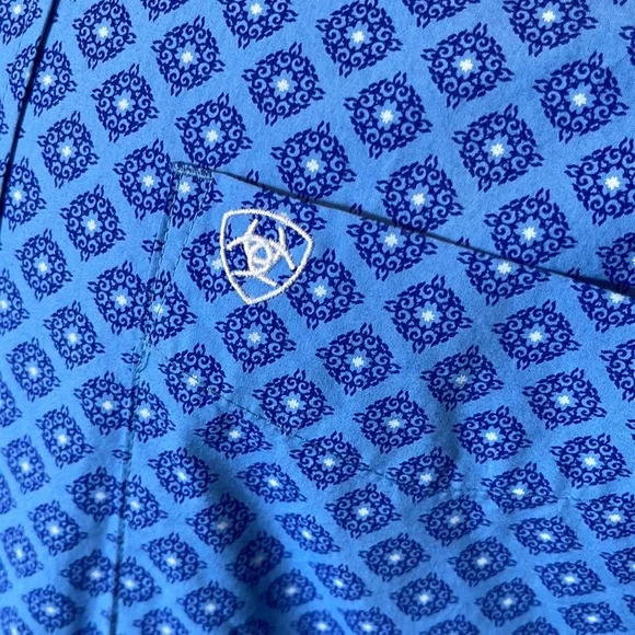 LIKE NEW ARIAT LONG SLEEVE SHIRT. Size L. Blue. EXCELLENT CONDITION. - Picture 2 of 12